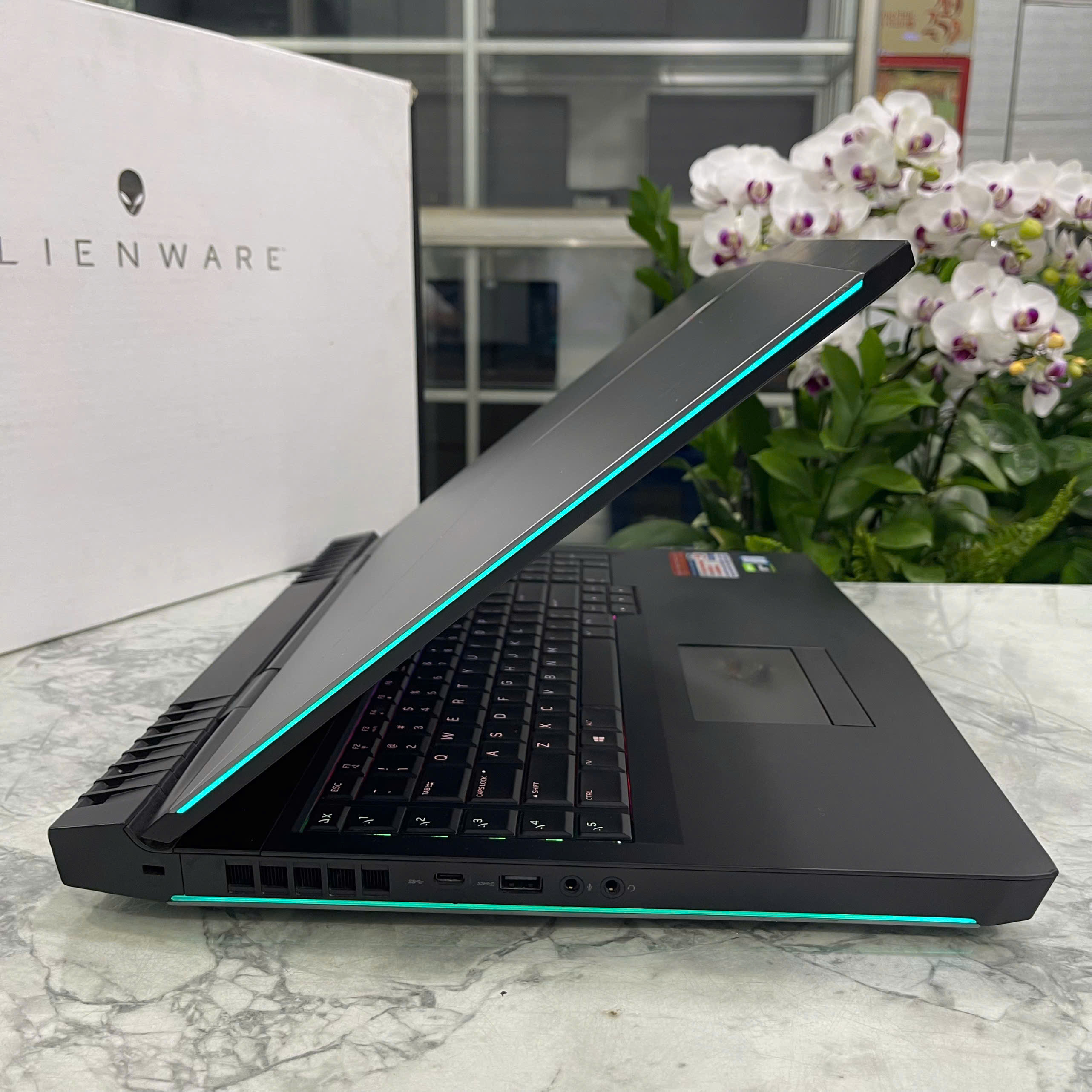 Laptop Alienware 17 R4 con procesador i7-7700HQ 2.8GHz y tarjeta gráfica Nvidia GTX 1060 de 6GB en República Dominicana