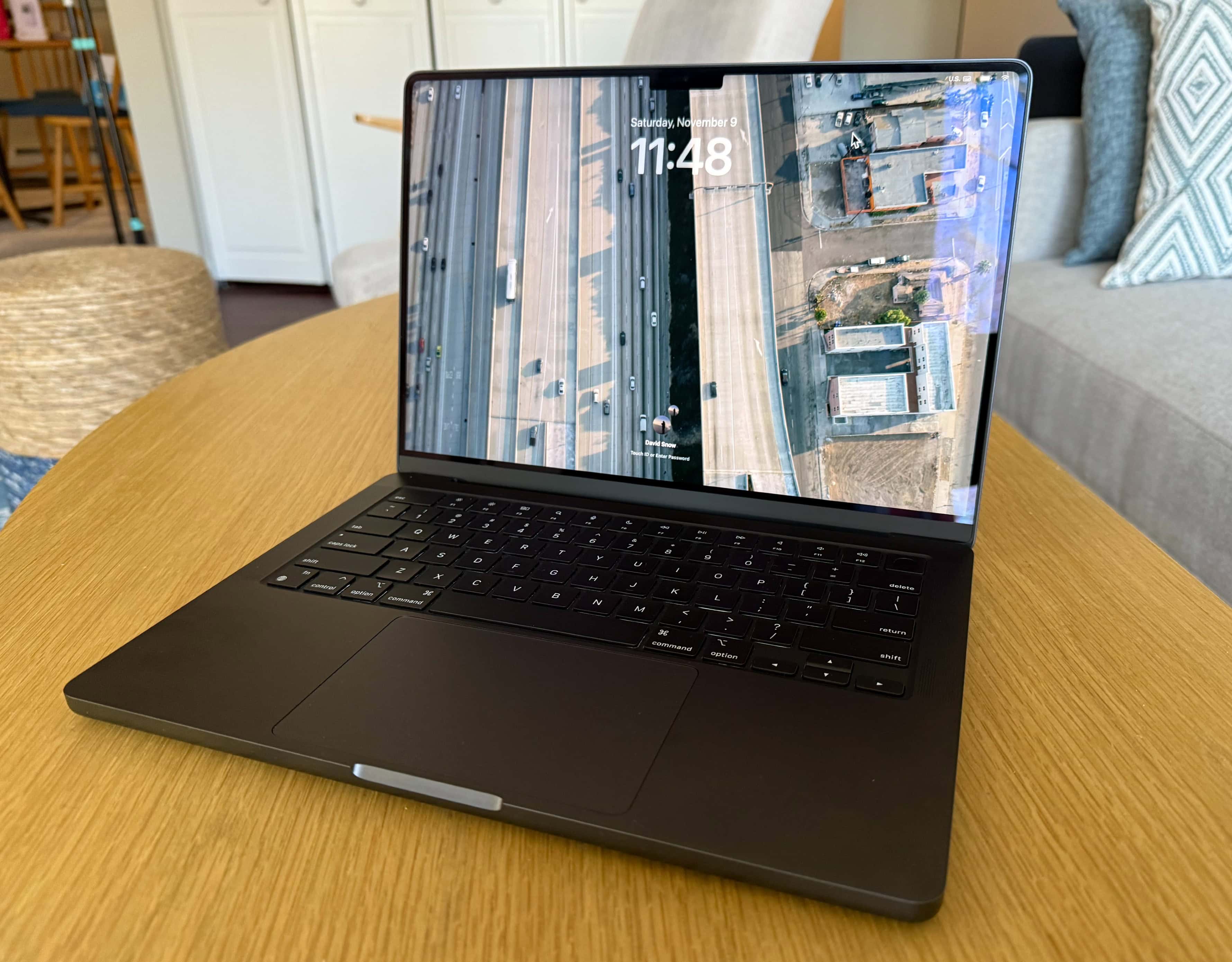 MacBook Pro 14" con chip M4, color gris espacial, precio negociable en República Dominicana