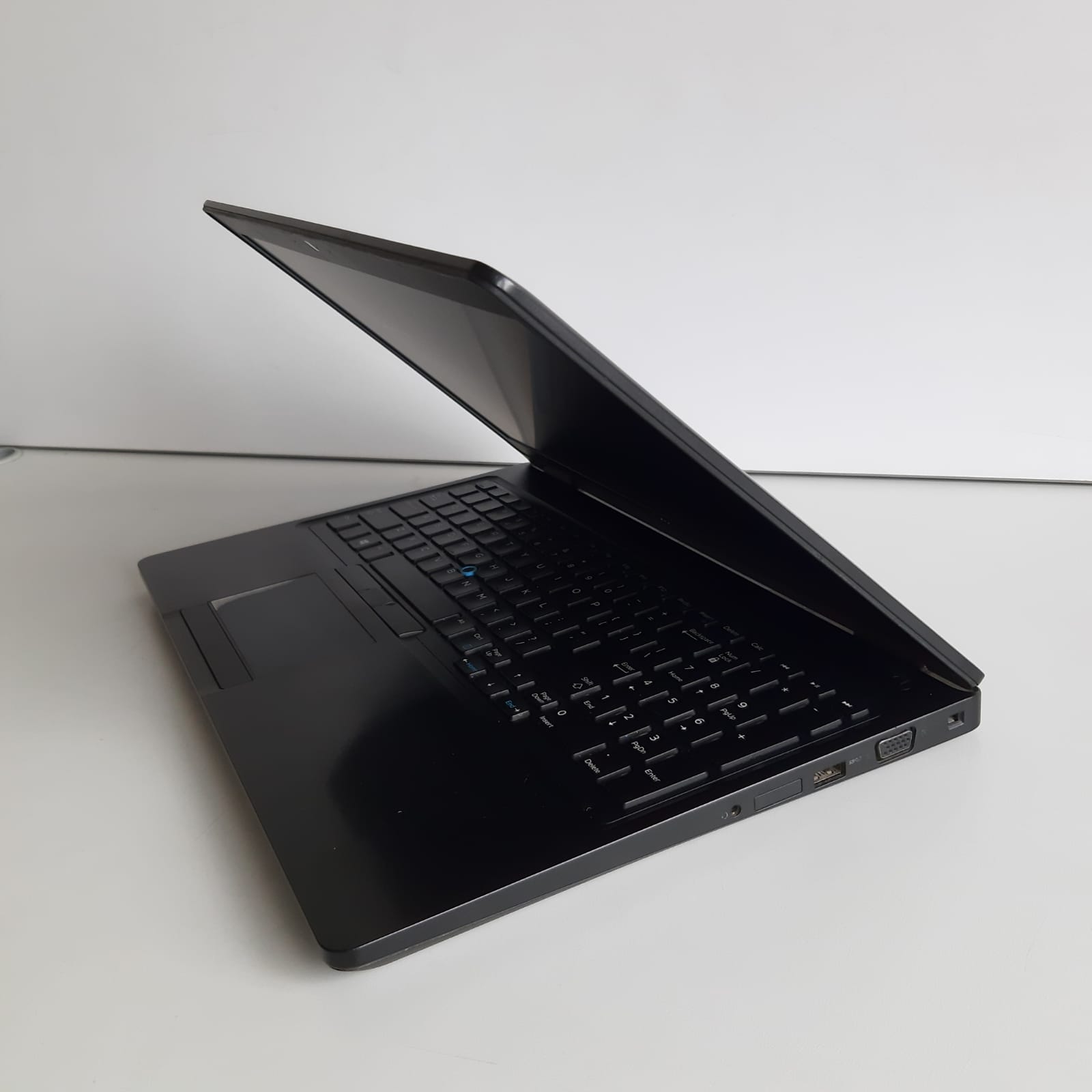 Laptop Dell 5591 de 17" con Intel Core i7 8ª Gen, 16GB RAM DDR4, SSD 256GB y GPU dedicada Nvidia 2GB en República Dominicana