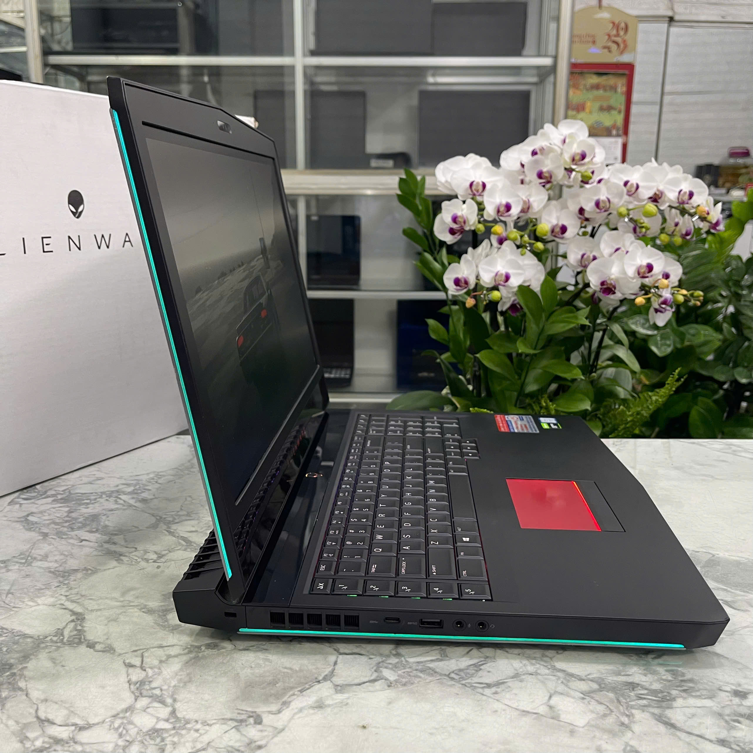 Laptop Dell Alienware 17 R4 con Procesador i7-7700HQ a 2.8 GHz y Tarjeta Gráfica NVIDIA