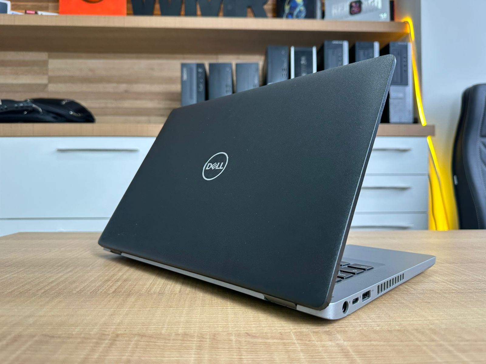 Laptop Dell con SSD M.2 de 512GB, 16GB RAM, Procesador Intel i5 de 8ª Generación
