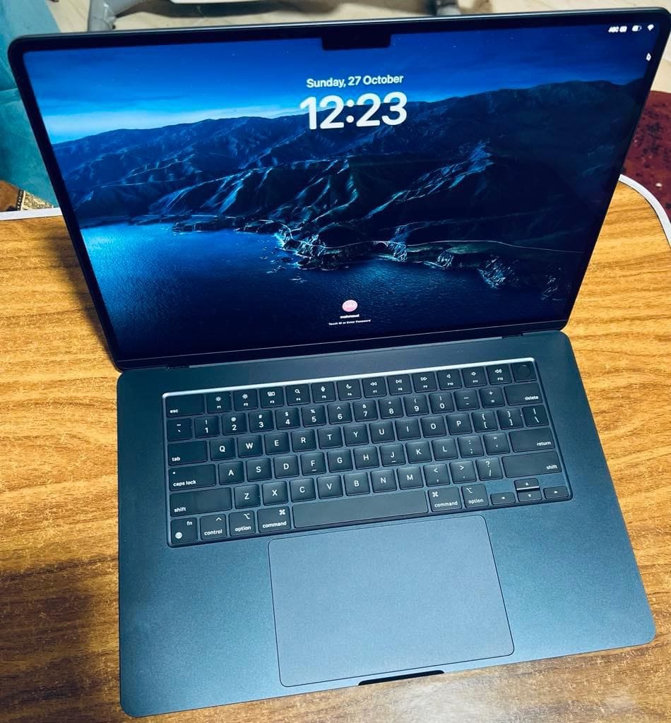 Apple MacBook Air 15" con chip M3, 8GB RAM y 256GB SSD