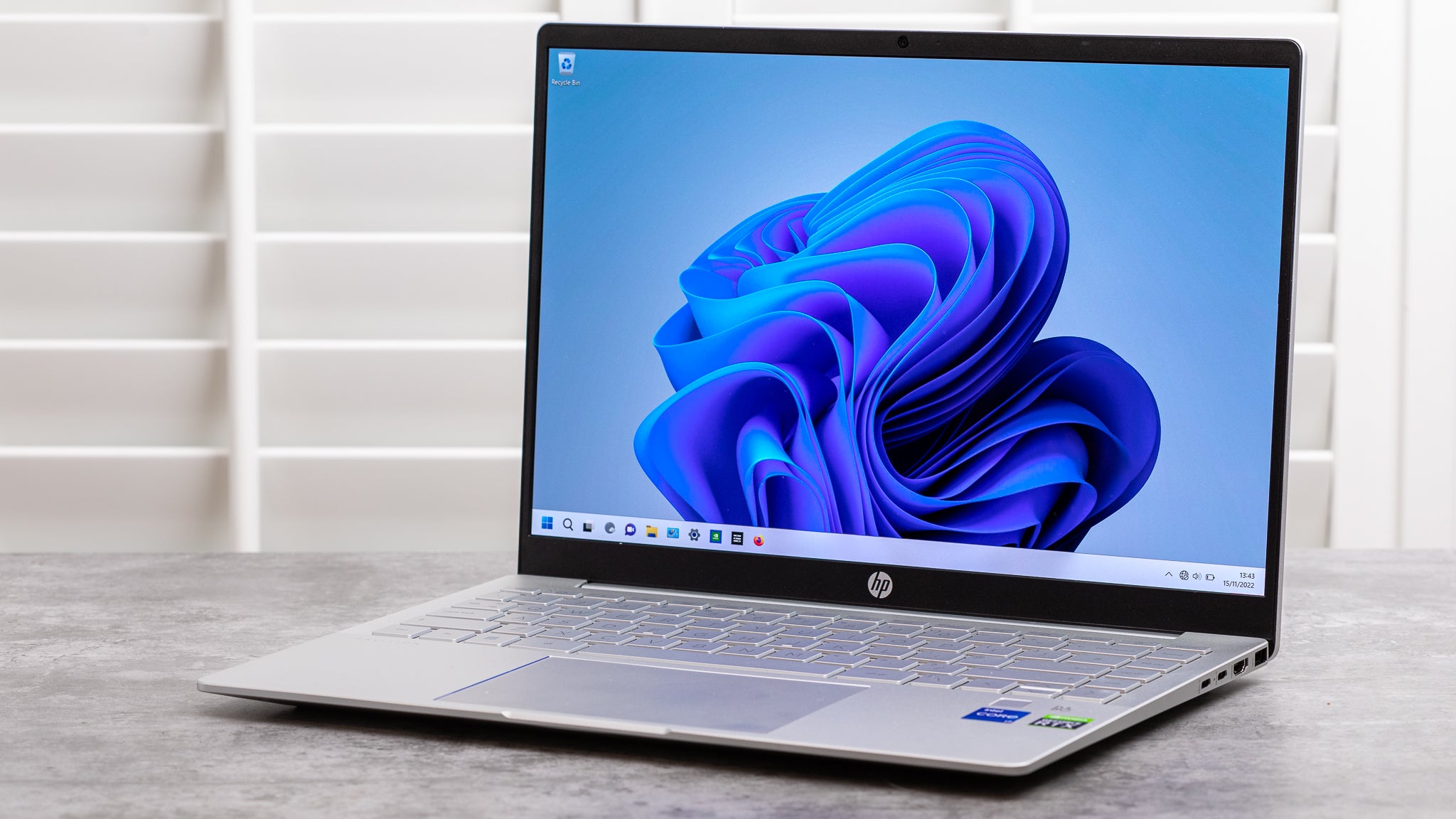 Laptop HP ideal para estudios y trabajo, buena condición con cargador incluido en República Dominicana