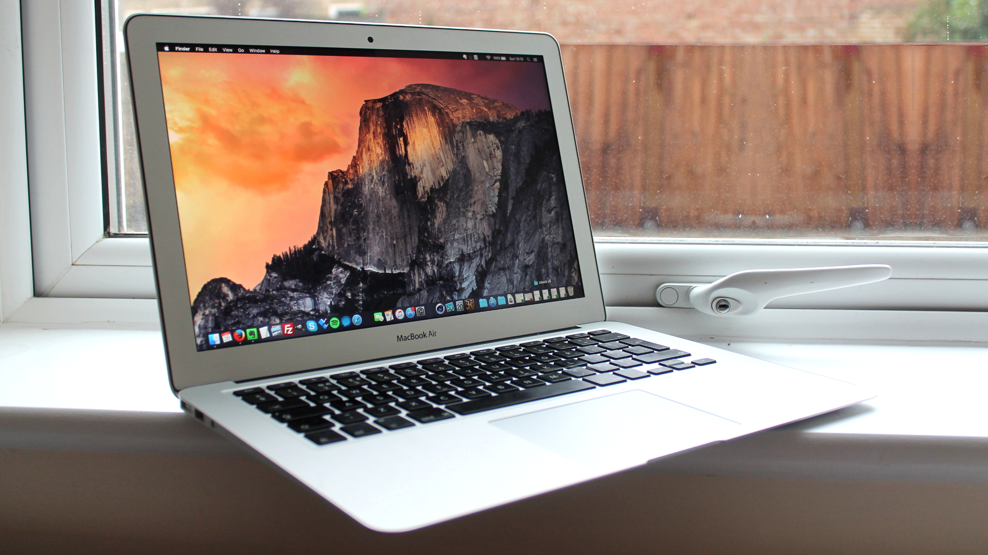MacBook Air 2017 de 13" con 8GB RAM y 512GB SSD, procesador Intel 1.8GHz en República Dominicana
