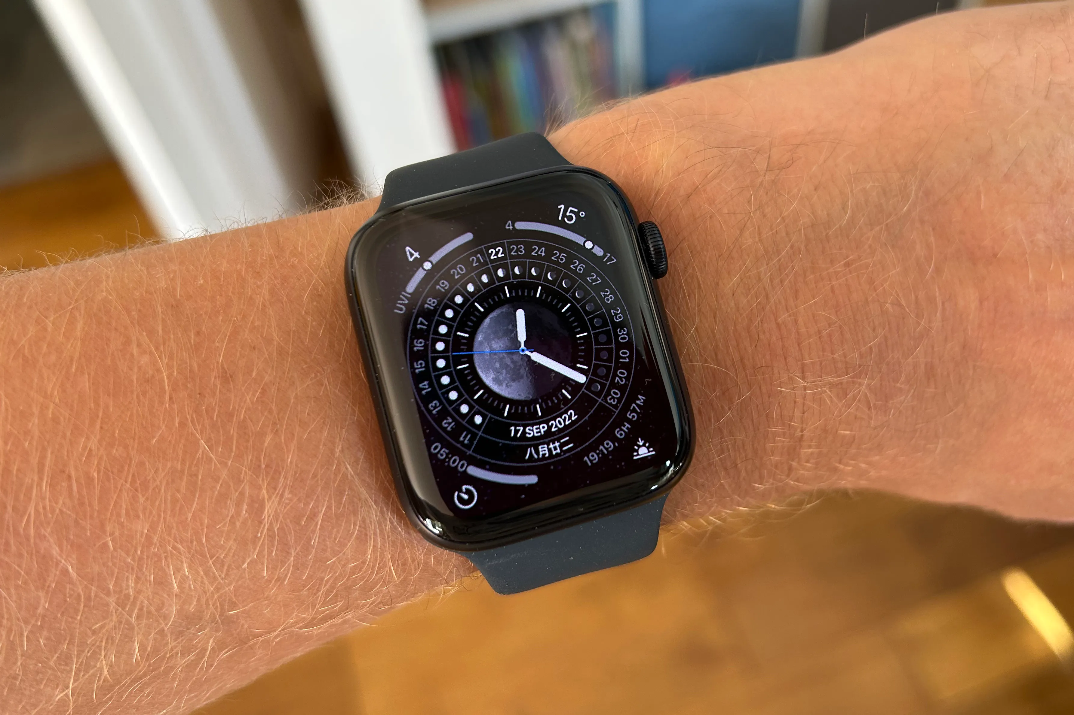 Apple Watch SE 44 mm con correa negra de goma en buen estado en República Dominicana