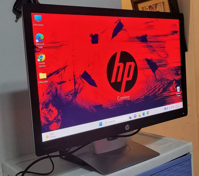 Monitor HP de 24 pulgadas con pantalla IPS giratoria, resolución 1080p y múltiples conexiones HDMI, DisplayPort y VGA en República Dominicana