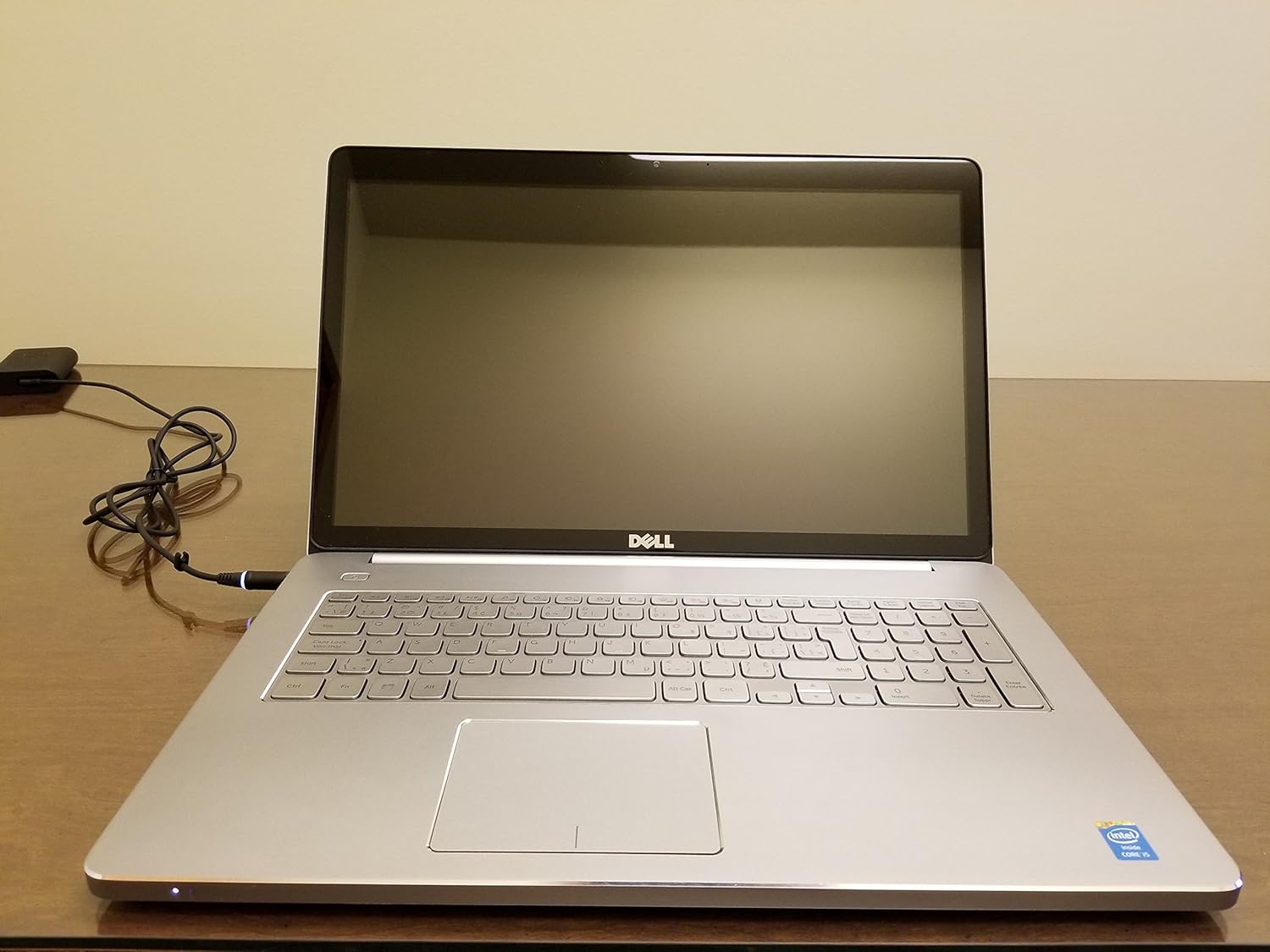 Laptop Dell Inspiron Serie 7000 de 17" con Intel Core i5 7ª Gen, 16GB RAM, SSD 128GB + HDD 1TB, GTX 1050Ti 4GB