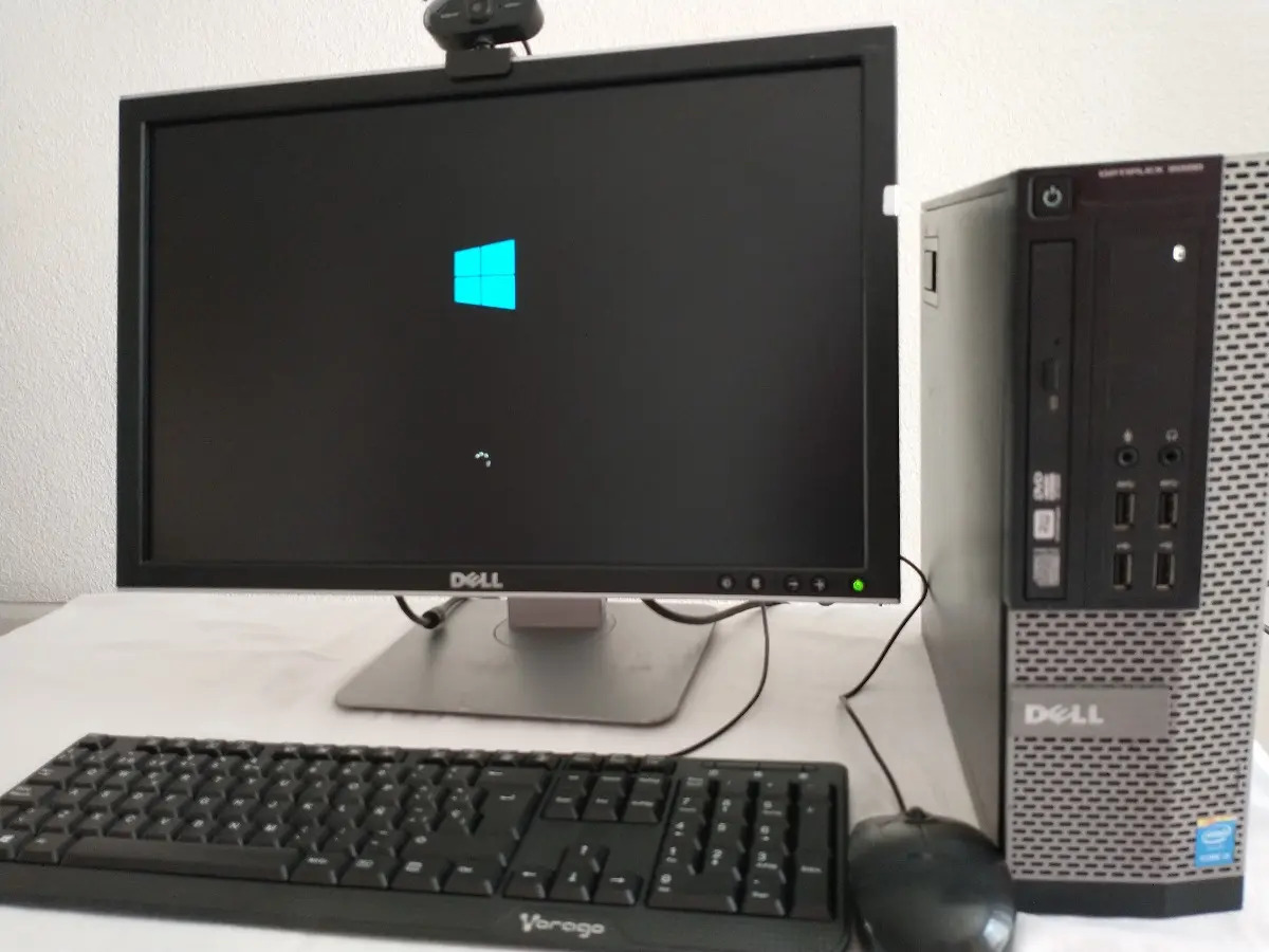 Computadora Dell 9020 con procesador Intel i5 y monitor incluido en República Dominicana