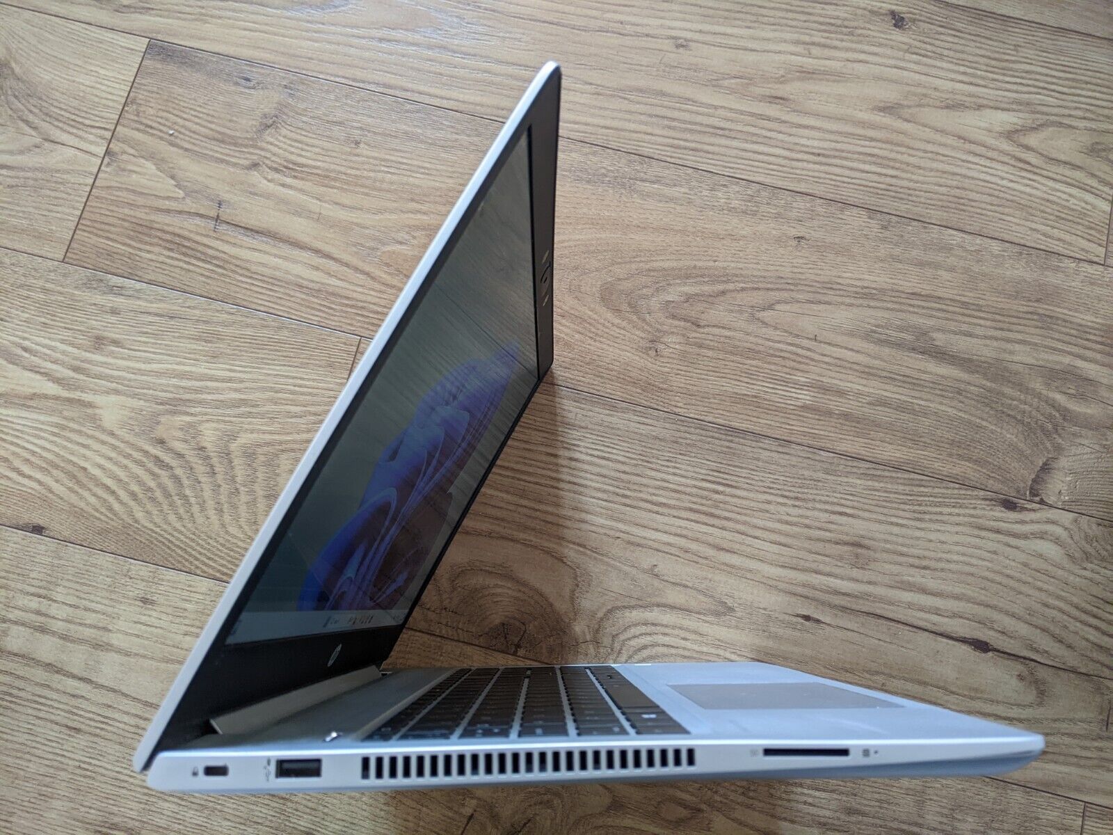HP ProBook 455 G7 con procesador Ryzen 5, 8GB RAM y almacenamiento SSD de 256GB en República Dominicana