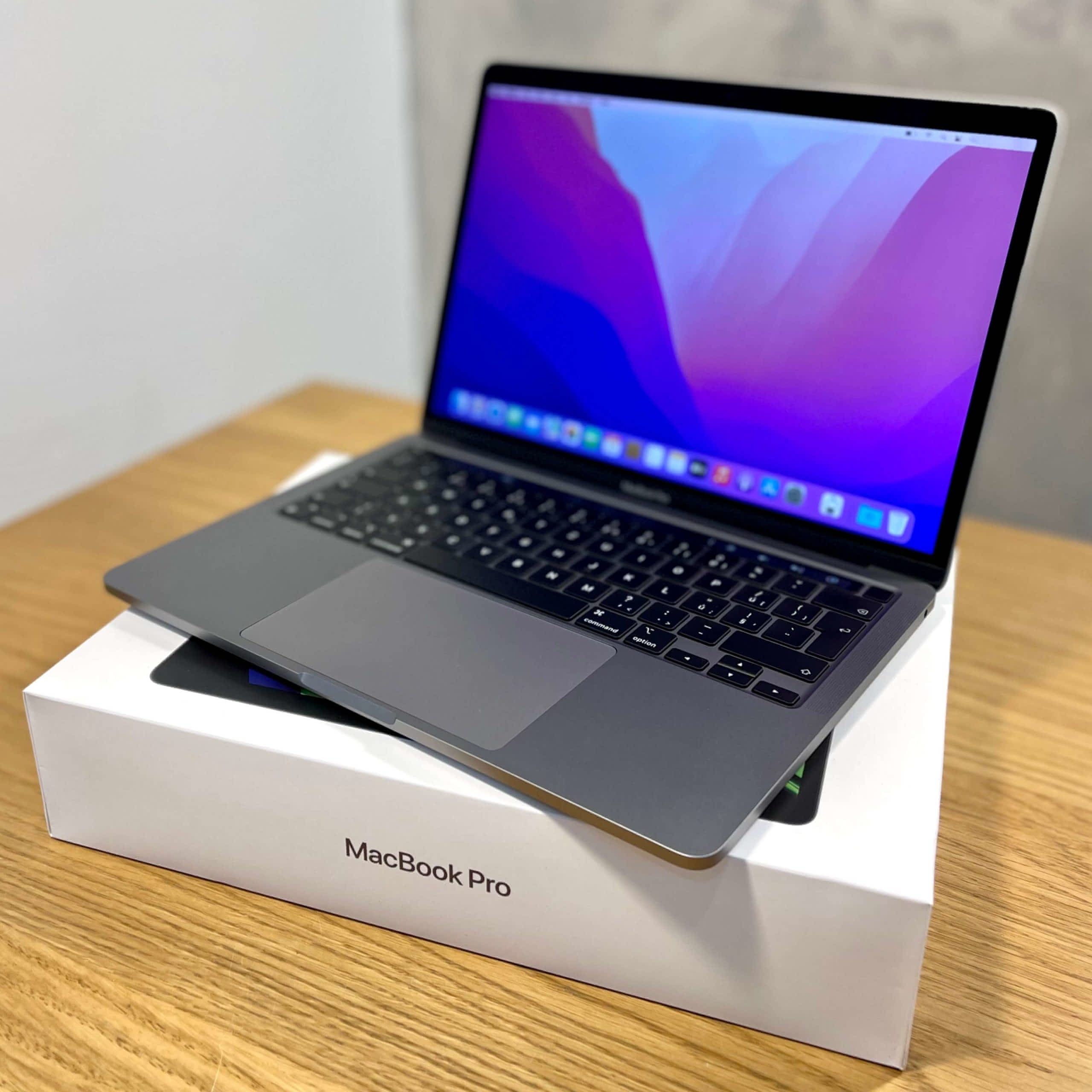 MacBook Pro 2022 con chip M2, 13 pulgadas, usado en muy buen estado en República Dominicana