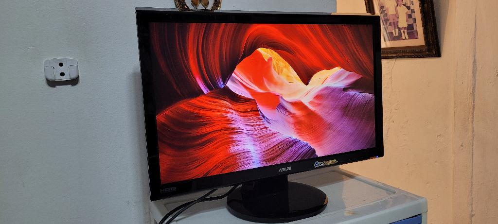 Monitor Asus de 24" Full HD 1080p con Bocinas Integradas y Entradas HDMI, VGA y DVI en República Dominicana