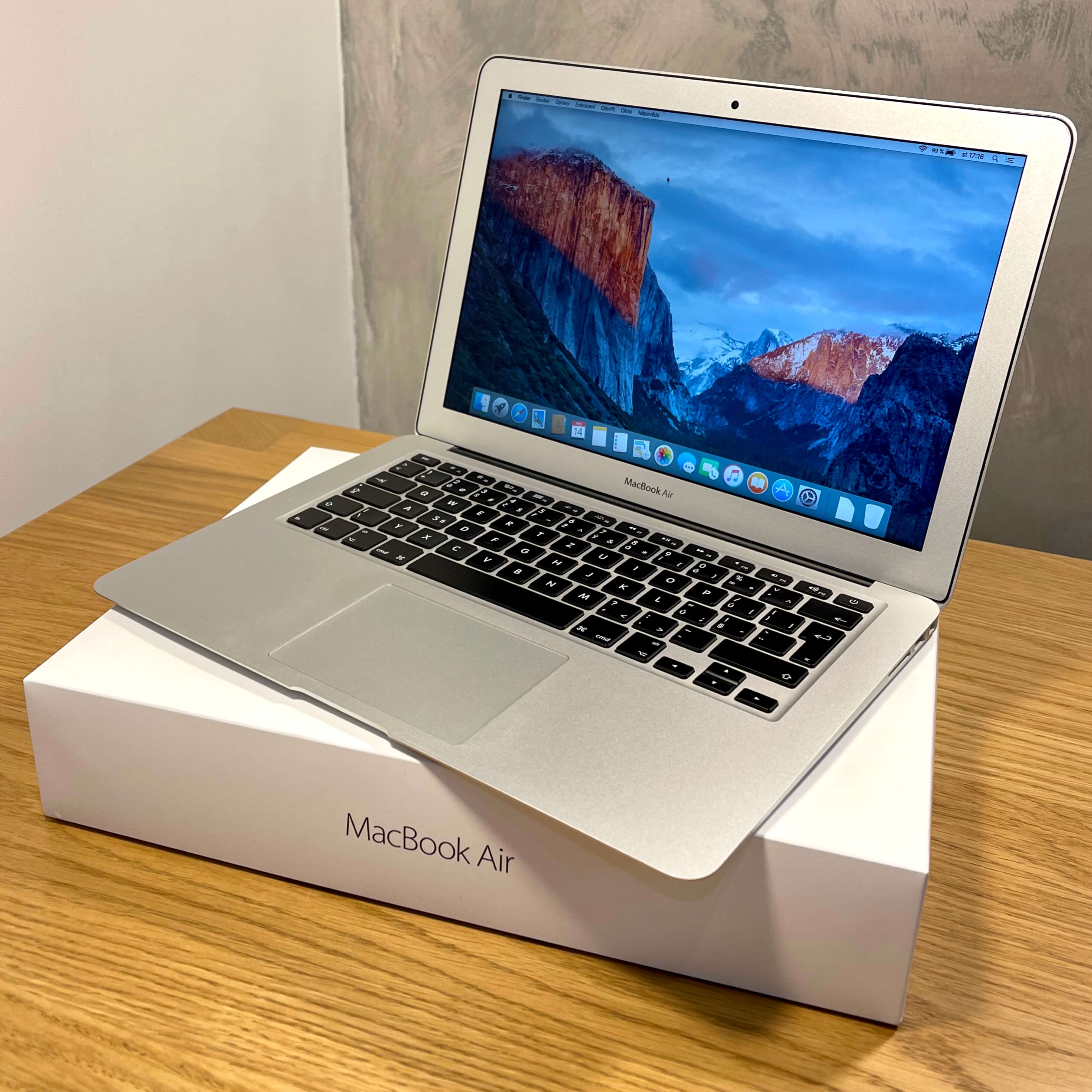 MacBook Air 13" 2015 con procesador i5 y 8GB RAM en excelente estado en República Dominicana