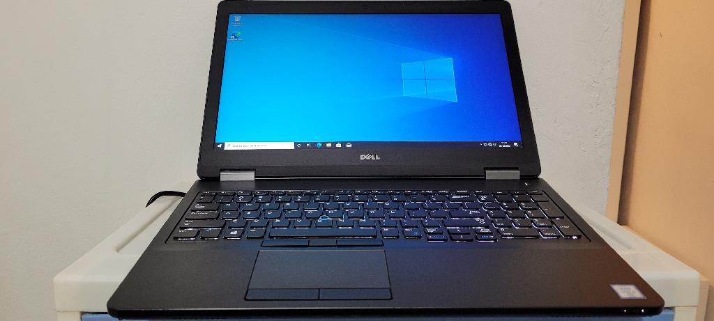 Laptop Dell Latitude 5570 de 17" con Procesador Intel Core i7 6ª Gen, 16GB RAM DDR4, SSD 256GB y Gráficos 8GB