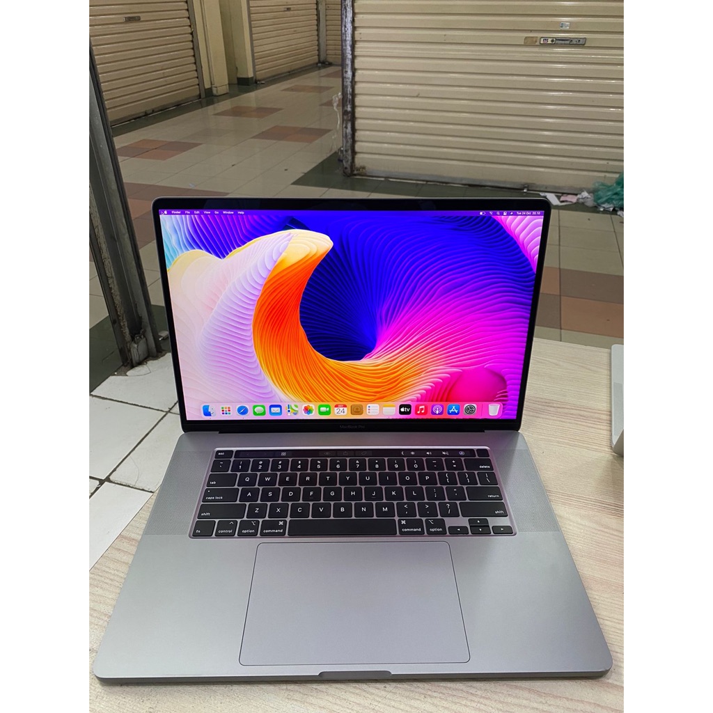 MacBook Pro 16" con procesador i9, 32GB RAM y 1TB SSD, incluye cargador original en República Dominicana