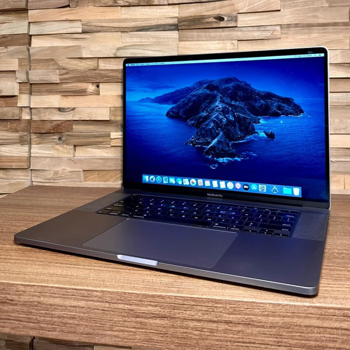 MacBook Pro 16" con procesador i9, 32GB RAM y 1TB SSD, incluye cargador original en República Dominicana