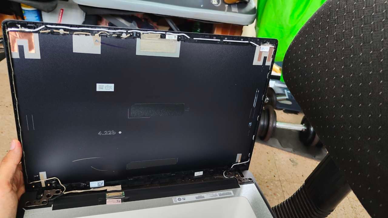 Acer Aspire 5 con pantalla dañada y tapa inferior para reparación