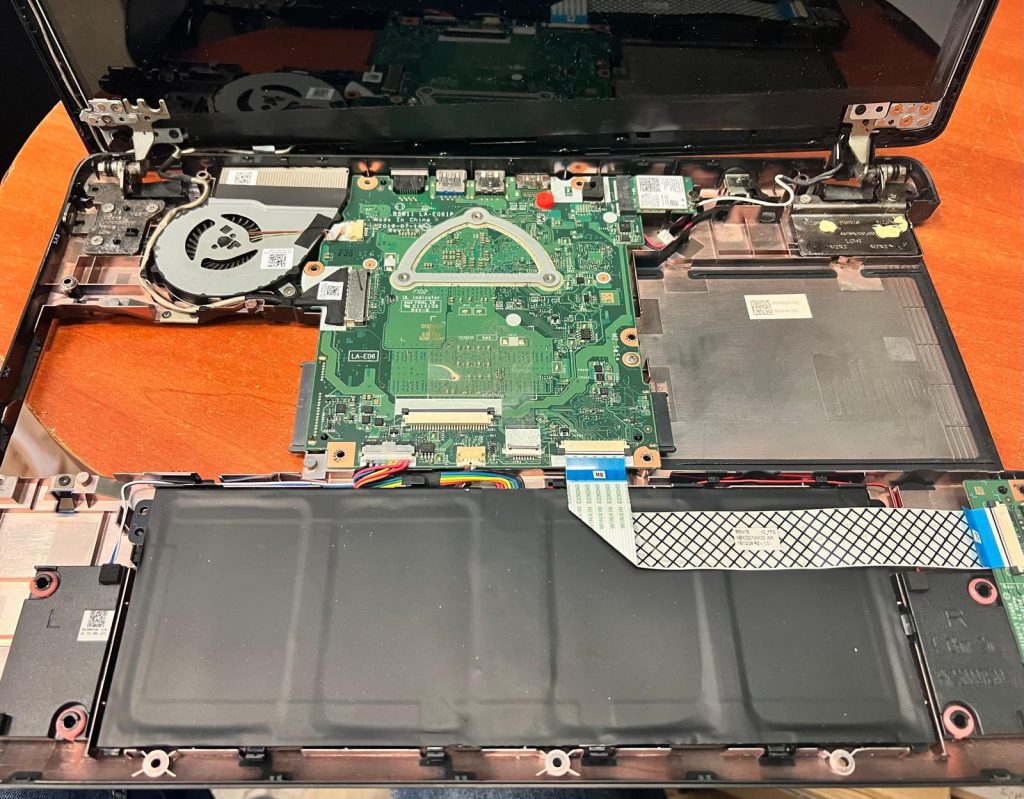 Acer Aspire 5 con pantalla dañada y tapa inferior para reparación en República Dominicana