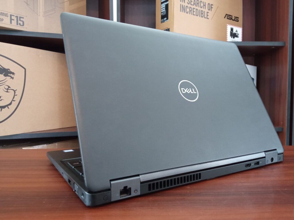 Laptop Dell 5590 de 17" con Intel Core i5 8ª Gen, 16GB RAM DDR4, SSD 512GB y GPU 8GB