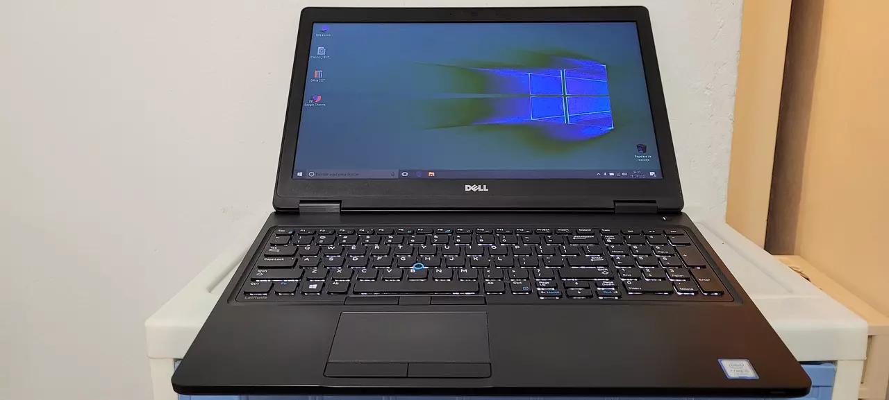 Laptop Dell 5590 de 17" con Intel Core i5 8ª Gen, 16GB RAM DDR4, SSD 512GB y GPU 8GB en República Dominicana