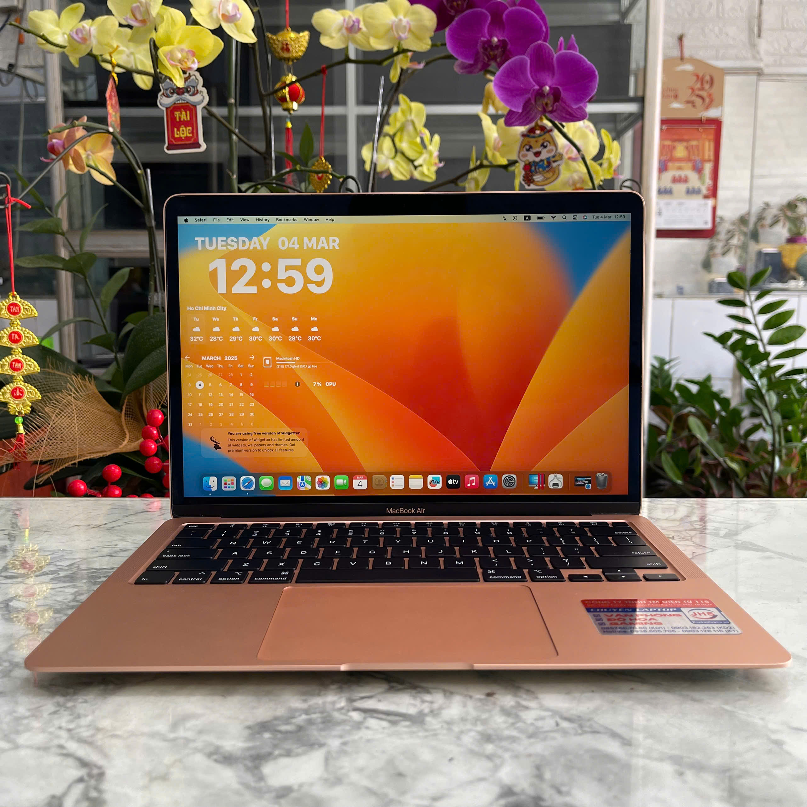 MacBook Air 13" 2020 con 256GB SSD y 8GB RAM en Caja
