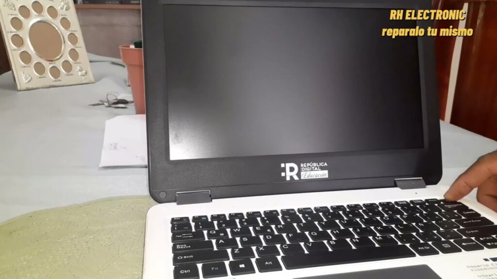 Laptop del programa República Digital, ideal para reparación o repuestos
