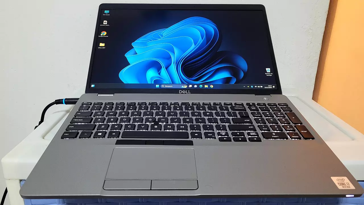Laptop Dell Precision 3550 de 17" con Intel Core i7 10ª Gen, 16GB RAM DDR4 y Doble Tarjeta Gráfica