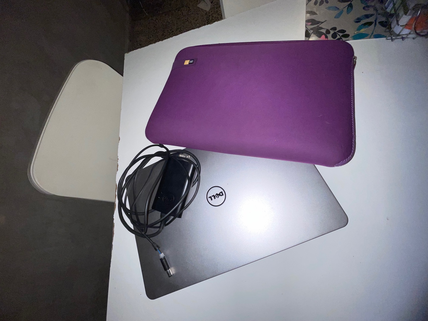 Laptop Dell Inspiron con Windows 7, batería no carga, funciona conectado