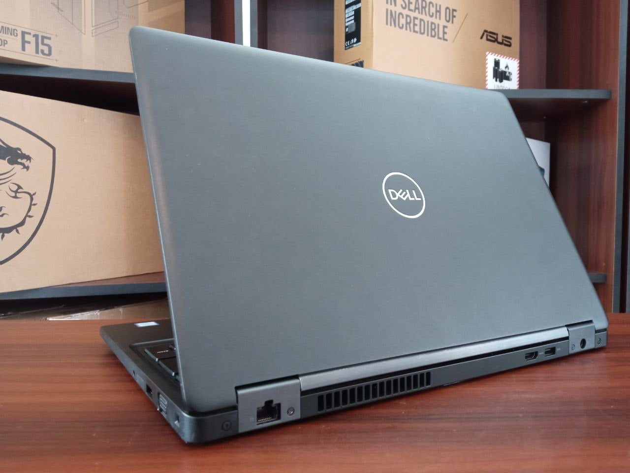 Laptop Dell 5590 de 17" con procesador Intel Core i5 8ª Gen, 16GB RAM, SSD 512GB y tarjeta gráfica de 8GB