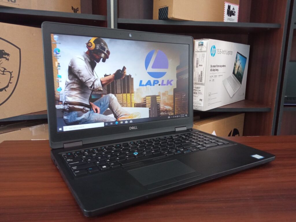 Laptop Dell 5590 de 17" con procesador Intel Core i5 8ª Gen, 16GB RAM, SSD 512GB y tarjeta gráfica de 8GB en República Dominicana