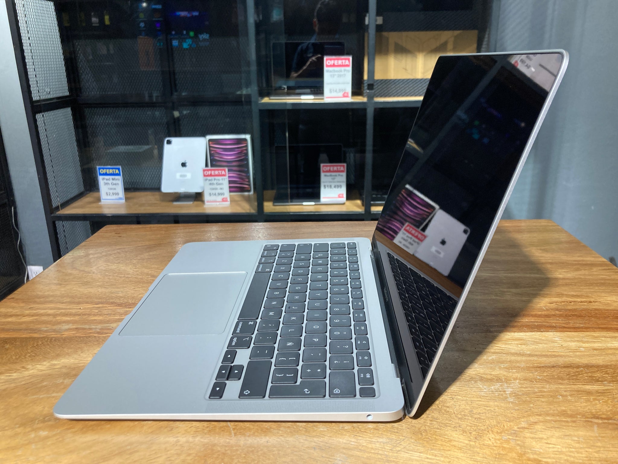 MacBook Air M1 en perfecto estado con alto rendimiento y batería de larga duración en República Dominicana