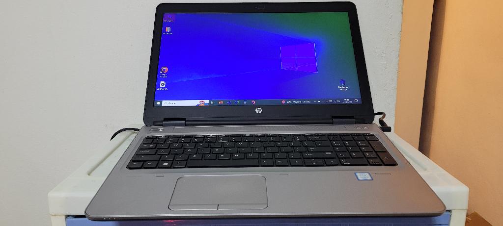 Laptop HP 17" con Intel Core i5, 8GB RAM, SSD 256GB, teclado retroiluminado y lector de huellas en República Dominicana