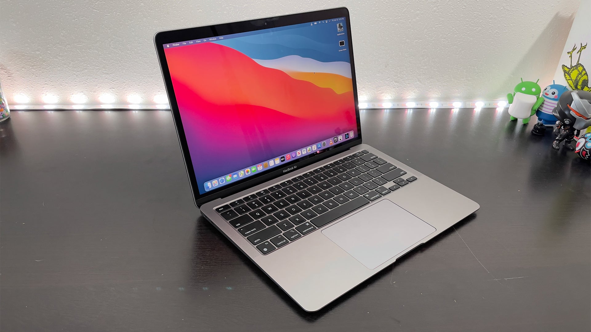 MacBook Air 2020 con chip M1, 256 GB, excelente rendimiento y batería saludable en República Dominicana