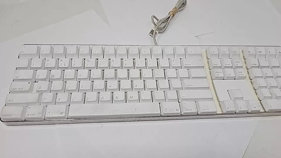 Teclado Original Apple A1048 con Conexión USB y Diseño Clásico