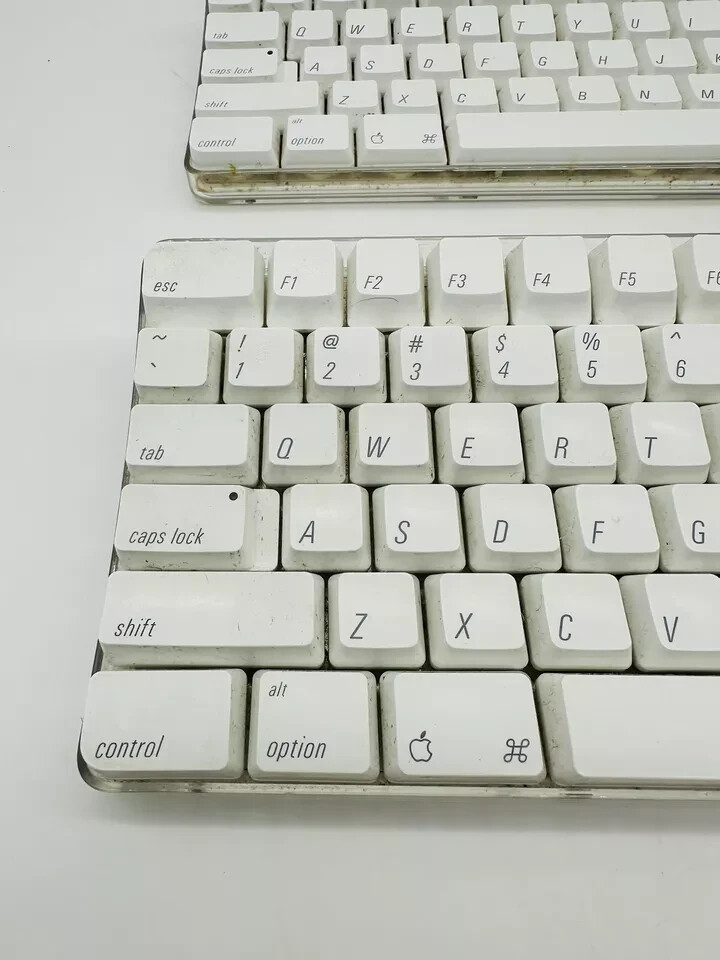 Teclado Original Apple A1048 con Conexión USB y Diseño Clásico en República Dominicana