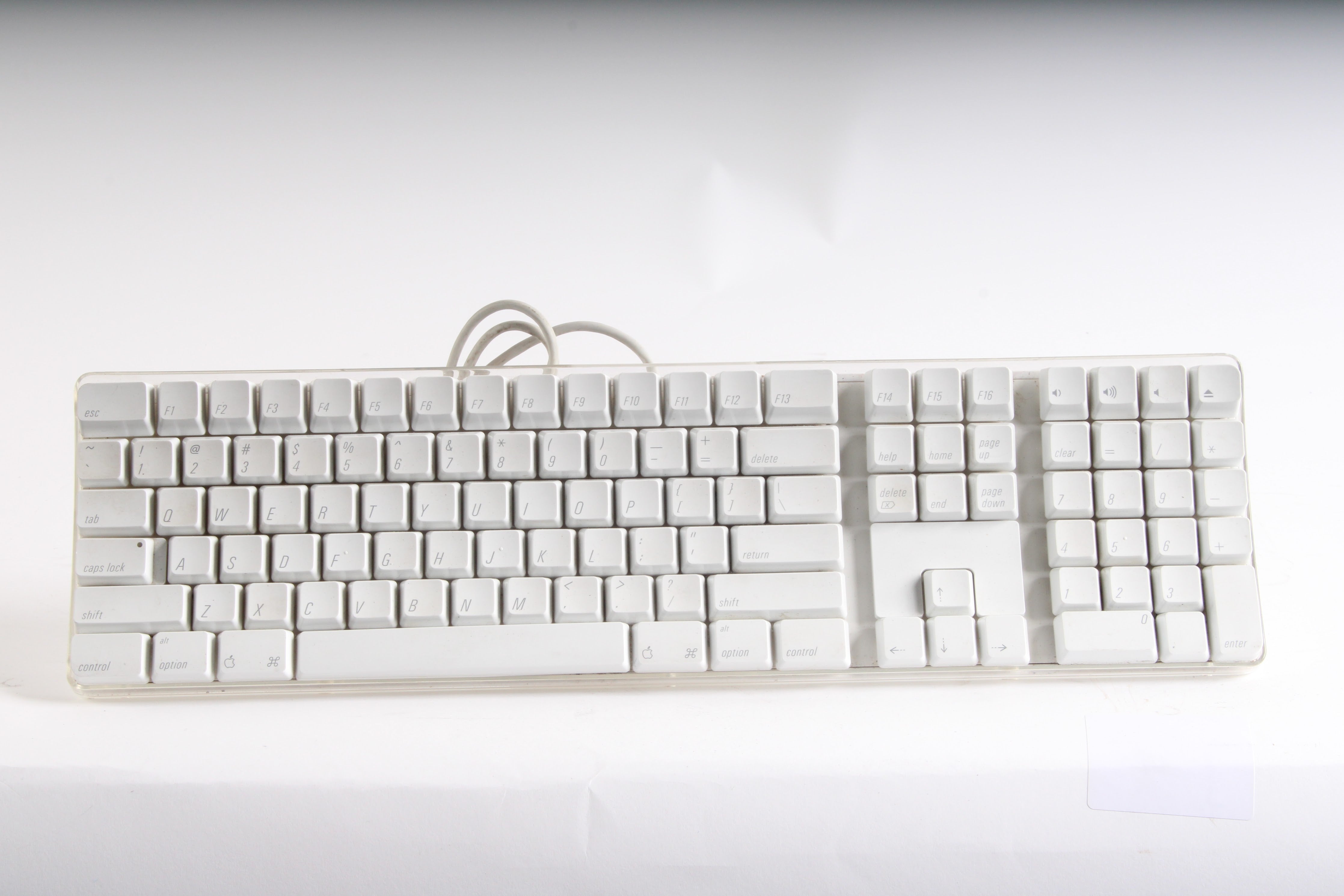 Teclado Original Apple A1048 con Conexión USB y Diseño Clásico en República Dominicana