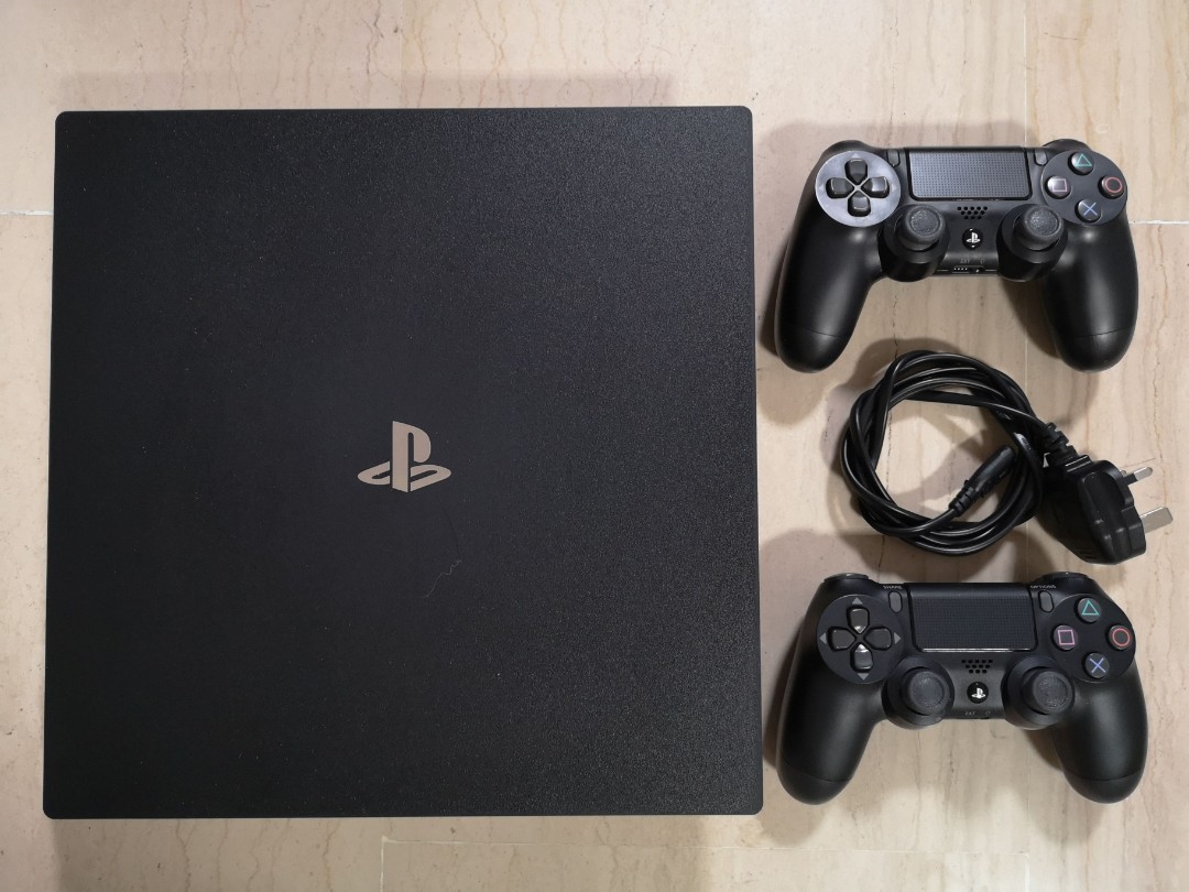 Sony PS4 Pro consola con mandos y juegos en República Dominicana