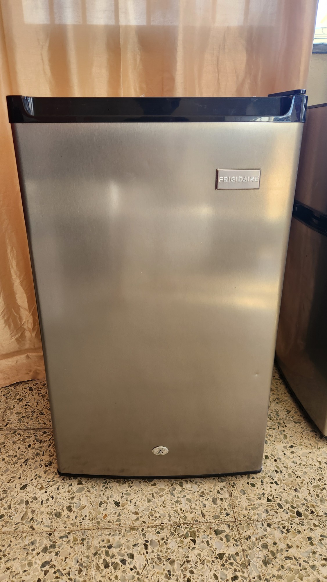 Frigidaire Nevera Ejecutiva Modelo Maple en República Dominicana