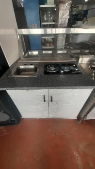 Mueble hidrófugo con estufa empotrada y fregadero en República Dominicana