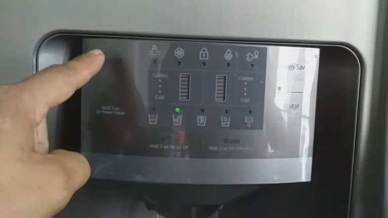 Frigidaire modelo nevera refrigerador con panel dañado en República Dominicana
