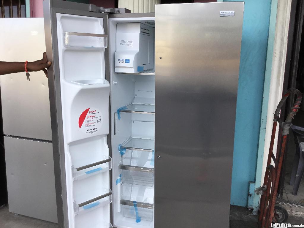 Frigidaire Nevera Tipo Libro Modelo Compacto en República Dominicana
