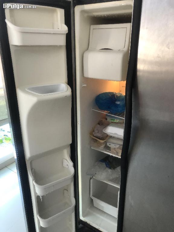 Frigidaire Nevera Tipo Libro Modelo Compacto en República Dominicana