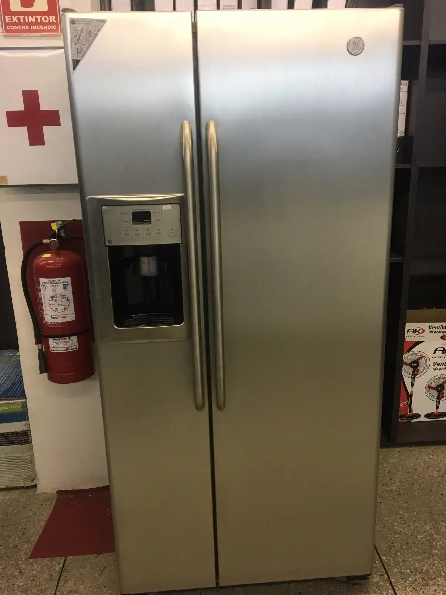 General Electric refrigerador compacto negro en República Dominicana