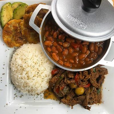 Cocinera Comida Criolla Tradicional