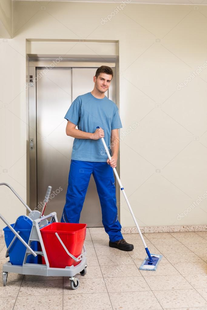 Conserje hombre servicio limpieza exterior