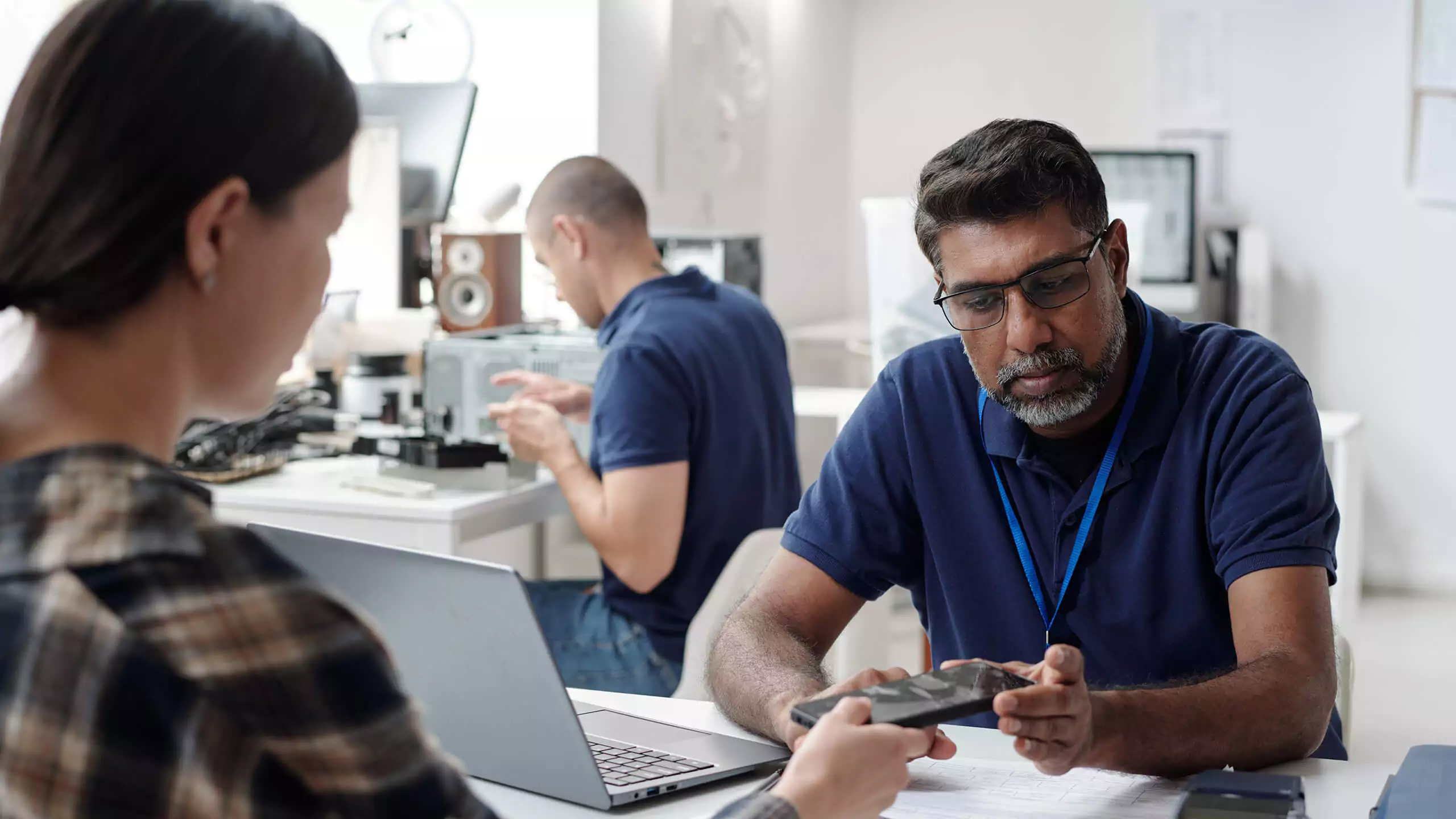 Técnico en reparación y desbloqueo de dispositivos